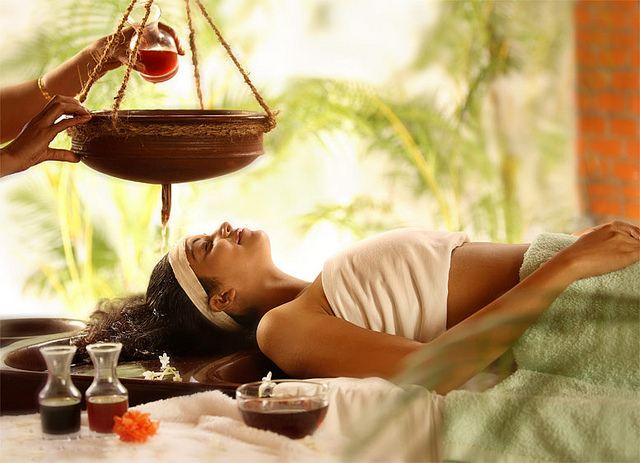 Le massage ayurvédique (abhyanga) : origines, technique et bienfaits