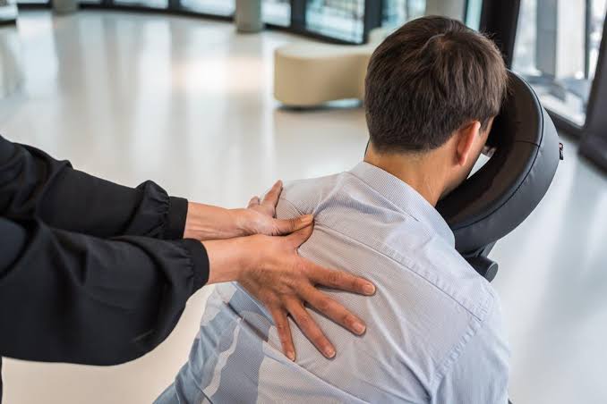 L'amma assis : un massage court, habillé, sur chaise