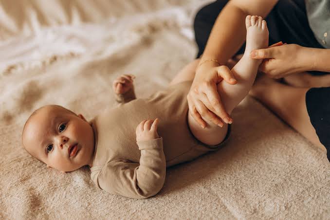 Le massage bébé : des ateliers pour apprendre à masser son enfant