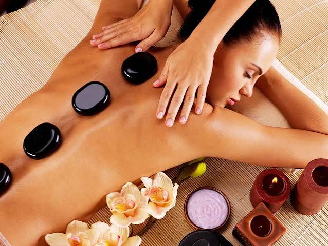 Le massage aux pierres chaudes : origines, technique et bienfaits